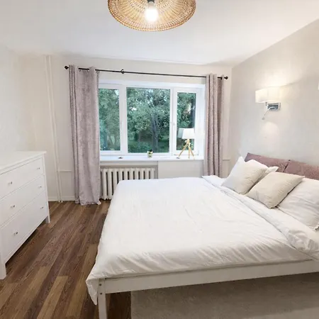 Quiet With King Size Bed In Apartman *